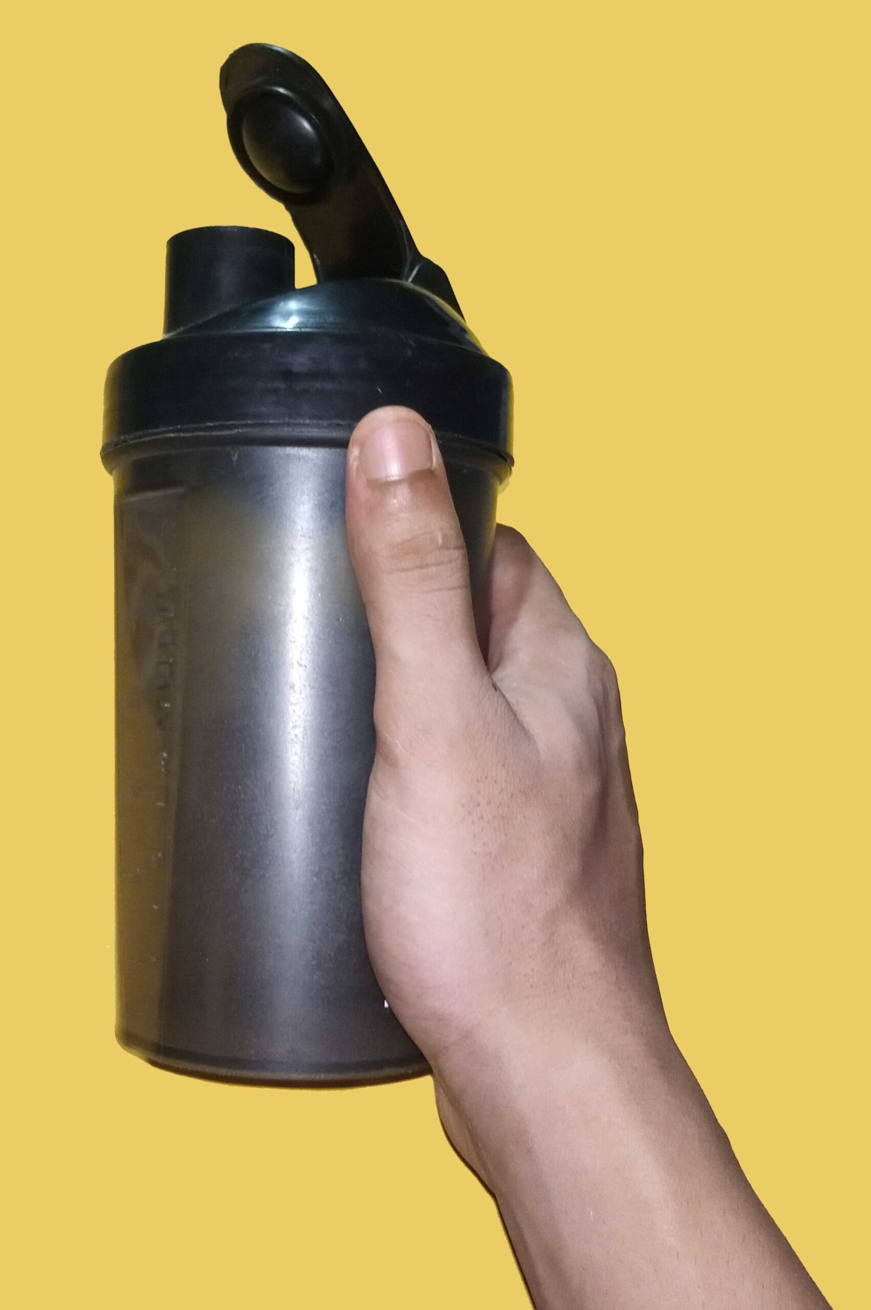 The appearance of the bottle in the right hand